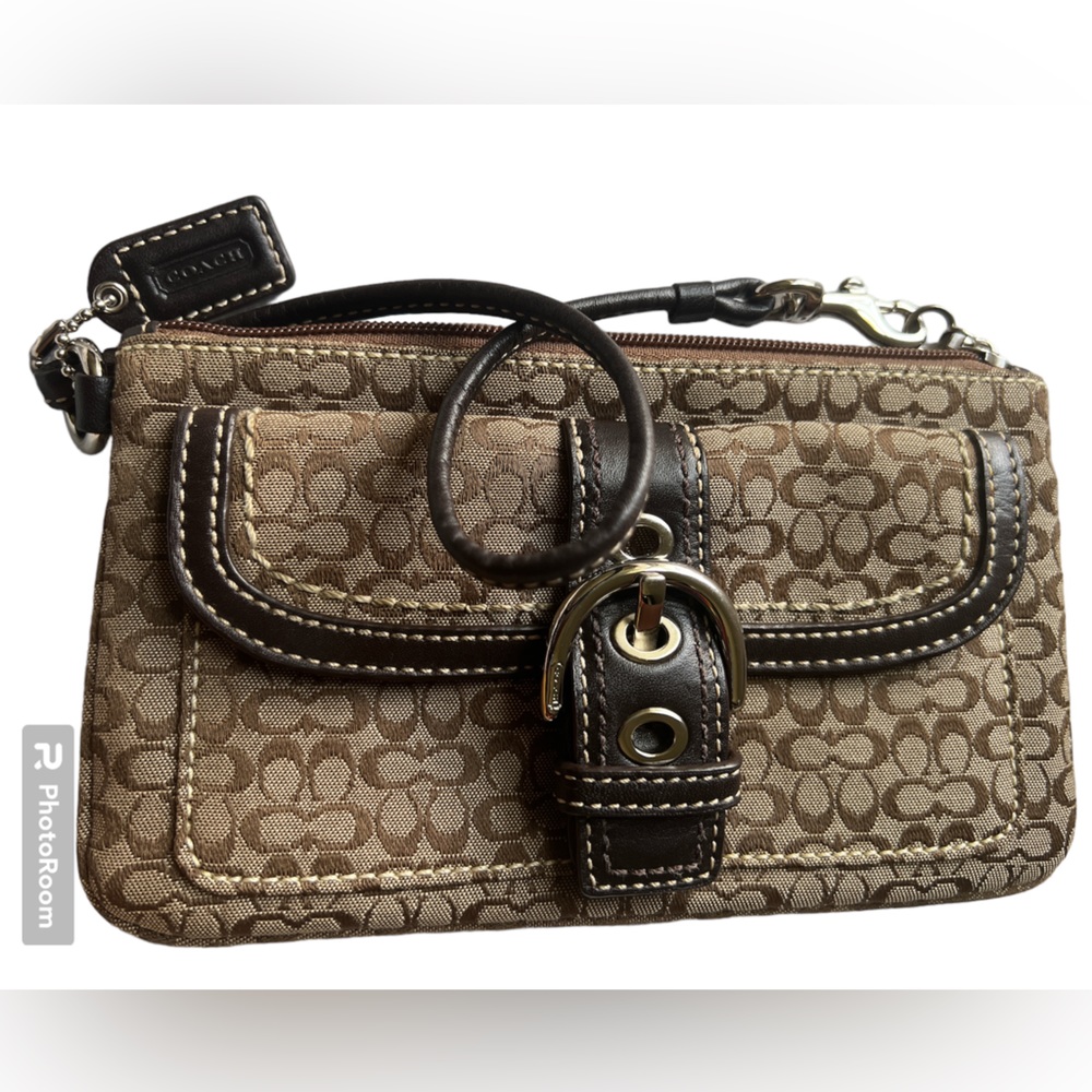 Vintage Coach Signature Logo
Wristlet Wallet